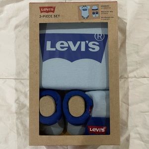 NWT Levi’s 0-6 month infant onesie set